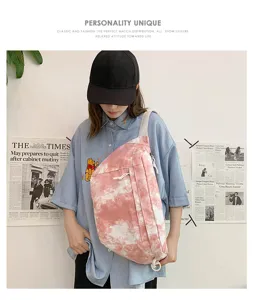 Vista dettagliata della borsa a tracolla in tela tie-dye casual indossata dal modello.