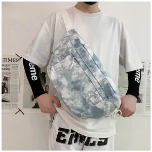 Dettaglio di una borsa a tracolla casual in tela tie-dye con grande capacità di carico.