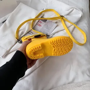 Vue rapprochée détaillée de la semelle et de la sangle du sac fourre-tout botte jaune unique.