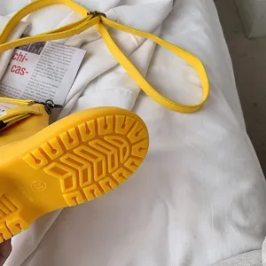 Sac bandoulière nouveauté jaune en forme de chaussure, sac à main créatif pour femme.