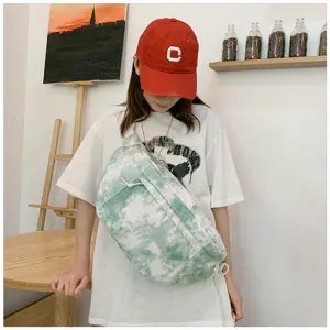 Dettaglio della borsa a tracolla in tela tie-dye verde, stile casual, comoda borsa da petto quotidiana.