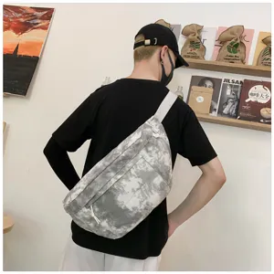 Borsa a tracolla in tela tie-dye casual per studenti, grande capacità e design moderno.