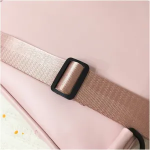 Detalle de correa de mochila rosa, hebilla negra ajustable, material de PU resistente.