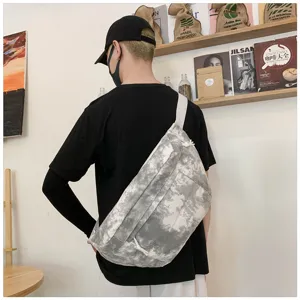 Borsa a tracolla in tela tie-dye casual di grande capacità per l'uso quotidiano urbano.