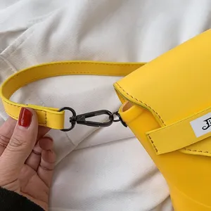 Vue détaillée sac bandoulière forme basket, cuir PU jaune, sac original créatif pour femmes.