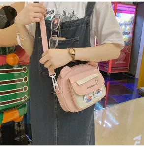 Süße rosa Bärenohr Umhängetasche mit transparenter Vordertasche und Anstecknadeln.