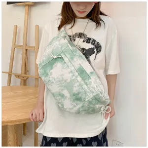 Vista dettagliata della borsa a tracolla in tela tie-dye con design streetwear casual.