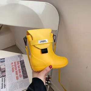 Sac bandoulière créatif jaune en forme de botte de pluie, joli sac original pour femmes.