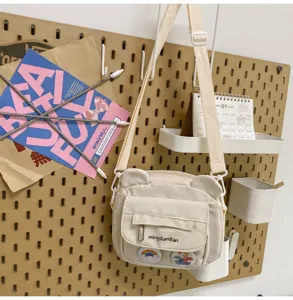 Süße japanische Vintage Bären Umhängetasche für Damen und Studenten. Detailansicht der Tasche.
