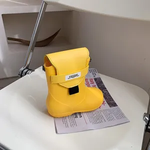 Vue de détail du sac bandoulière créatif jaune en forme de botte, design de mode unique bag.