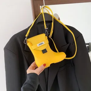 Vue détaillée d'un sac bandoulière créatif en forme de botte jaune, petit sac de mode unique.