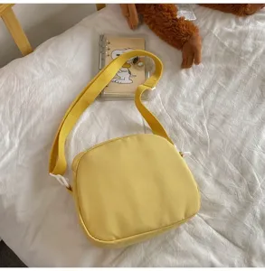 Gelbe Segeltuch Umhängetasche im japanischen Vintage Stil für Damen im Alltag lässig.