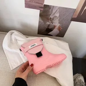 Joli sac bandoulière rose en forme de botte, mini sac créatif et original pour femme au quotidien.