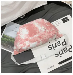 Vista dettagliata della borsa a tracolla in tela tie-dye rosa con cinturino bianco, stile casual.