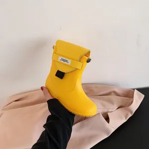 Sac bandoulière créatif en forme de botte de pluie jaune, design de chaussure amusant pour femmes.