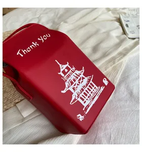 Borsa a tracolla in pelle PU rossa con elegante stampa di pagoda cinese e dettagli moderni.