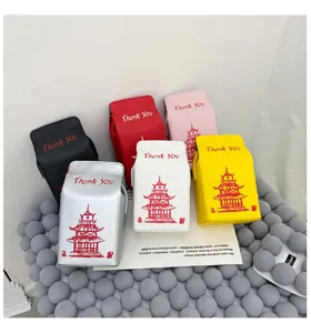 Borsa a tracolla creativa in pelle PU a forma di cartone del latte con stampa di pagoda.