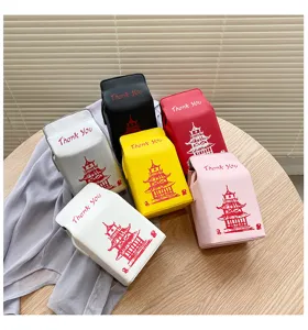 Vista dettagliata di borse a tracolla creative a forma di cartone di latte con stampa pagoda.