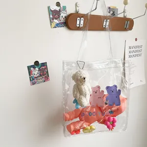 Transparente PVC Umhängetasche mit süßem Bärenanhänger und bunten Motiven für den Alltag Detail.