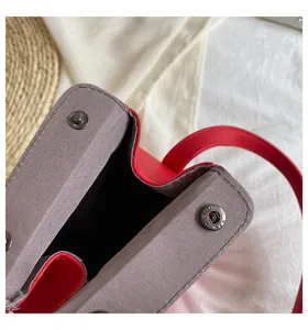 Vista dettagliata della borsa a tracolla colorblock strutturata con bottone a pressione.