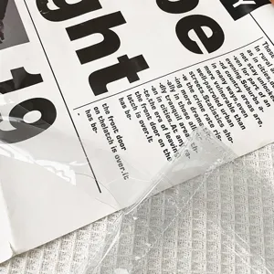 Transparente PVC Schultertasche Detailansicht mit retro Zeitung Englisch Druck Design chic.
