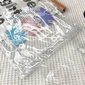 Klar transparente PVC Umhängetasche mit niedlichen bunten Bärenmustern für studentischen Alltag.
