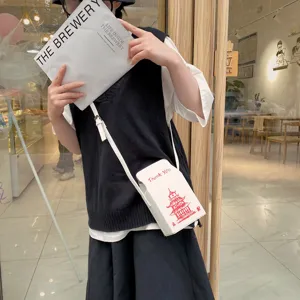 Borsa a tracolla in ecopelle bianca con stampa di pagoda cinese e design casual.