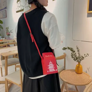 Borsa a tracolla creativa in PU rosso a forma di cartone di latte con pagoda cinese e testo.