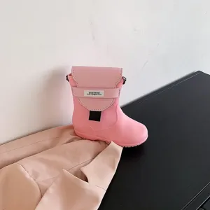 Détail de sac bandoulière en forme de botte rose, sac à main créatif en cuir PU pour femme.