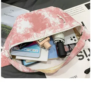 Borsa tracolla in tela tie-dye rosa, vista dettagliata con grande capacità interna.