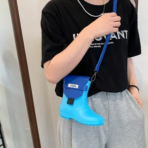 Vue détaillée du sac bandoulière créatif en forme de petite botte de pluie bleu vif.