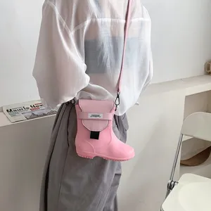 Vue détaillée du sac bandoulière créatif botte de pluie rose, montrant une forme unique.