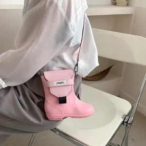 Vue détaillée du sac bandoulière créatif en forme de botte rose, mini sac mignon.