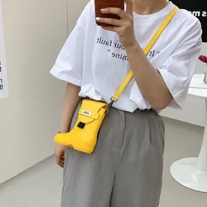 Sac bandoulière créatif en forme de botte de pluie jaune pour femme, mini sac mignon et original.