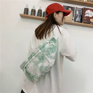 Vista dettagliata di una borsa a tracolla in tela tie-dye casual, grande capacità.