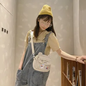 Niedliche japanische Vintage-Umhängetasche aus Segeltuch mit Bärenohren und Vordertasche.