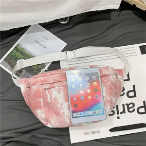 Vista dettagliata della borsa a tracolla in tela tie-dye rosa con grande capacità e stile.