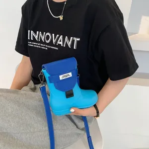 Gros plan détaillé d'un sac bandoulière novateur et créatif en forme de botte bleue.