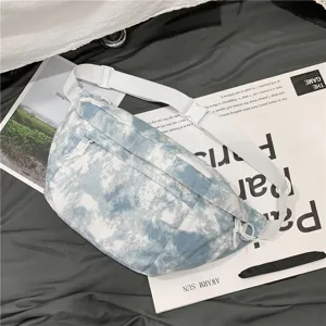 Vista dettagliata della borsa a tracolla in tela tie-dye blu in stile coreano con cinturino.