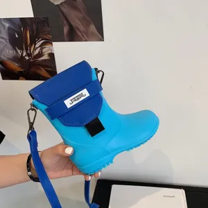 Détail du sac bandoulière créatif en forme de botte de pluie bleue avec sangle et quincaillerie.