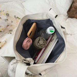 Japanese minimalist large capacity tote bag interior capacity display showing spacious storage.
