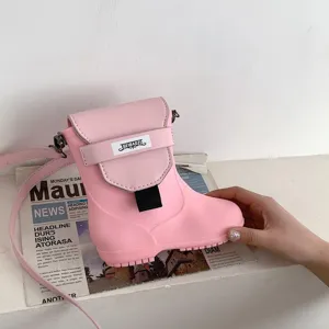 Vue détaillée du sac à bandoulière rose en forme de botte, design unique et élégant.