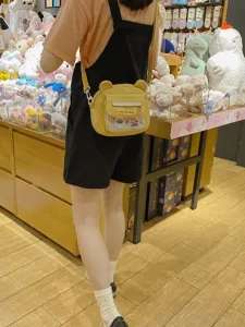Niedliche japanische Bären Umhängetasche Detailansicht, süße Mädchen süße kleine Umhängetasche.