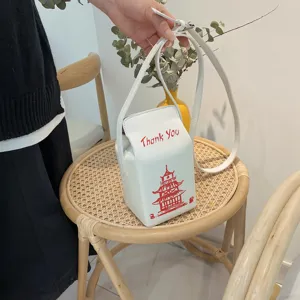 Vista dettagliata della borsa a tracolla creativa a forma di cartone di latte con stampa.