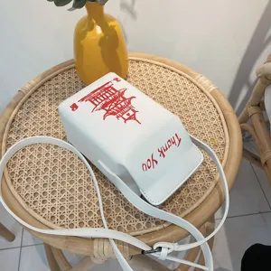 Bella borsa a tracolla in pelle PU bianca a forma di cartone di latte con pagoda cinese