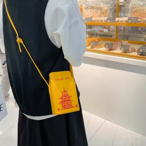 Borsa a tracolla in ecopelle PU gialla, stile scatola da asporto con stampa pagoda.