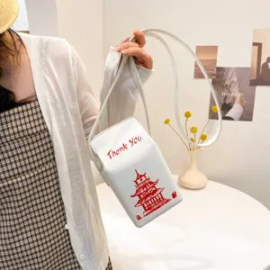 Elegante borsa a tracolla bianca in ecopelle con design a cartone di latte e stampa.