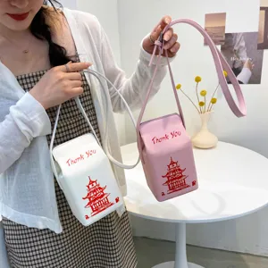 Primo piano della borsa a tracolla PU con stampa pagoda cinese a forma di borsa latte rosa.