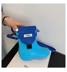 Vue rapprochée détaillée du sac bandoulière créatif bleu en forme de botte de pluie.