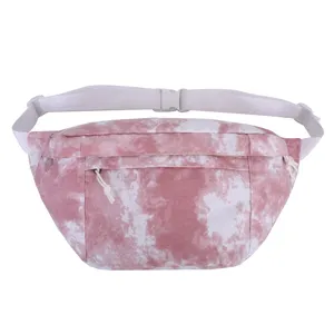 Marsupio in tela tie-dye rosa, vista dettagliata della cinghia bianca regolabile e tasca.